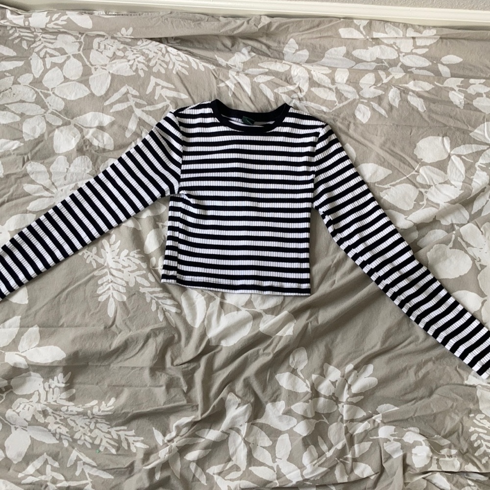 adorable cropped long sleeve tee • XS • soft